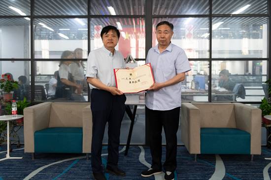 威廉希尔官网向范强现场颁发聘书