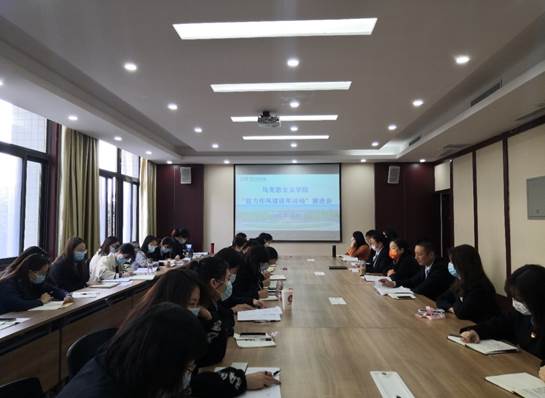 说明: 会议室里的人们中度可信度描述已自动生成