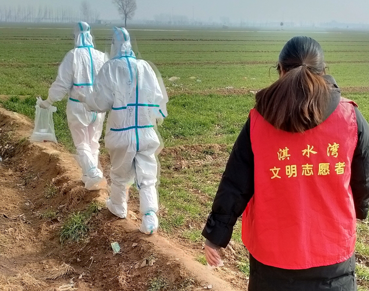 贾文婷同学陪同医护人员入户为村里不方便的老人进行核酸取样拍照留念