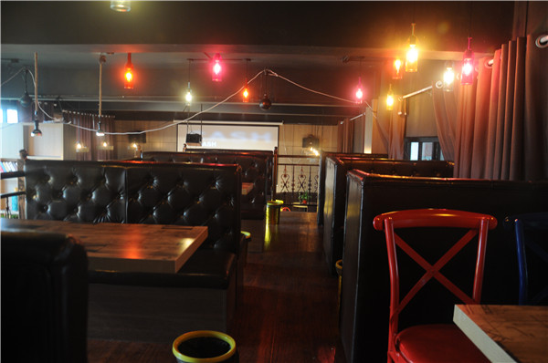 咖啡厅漂亮的灯光