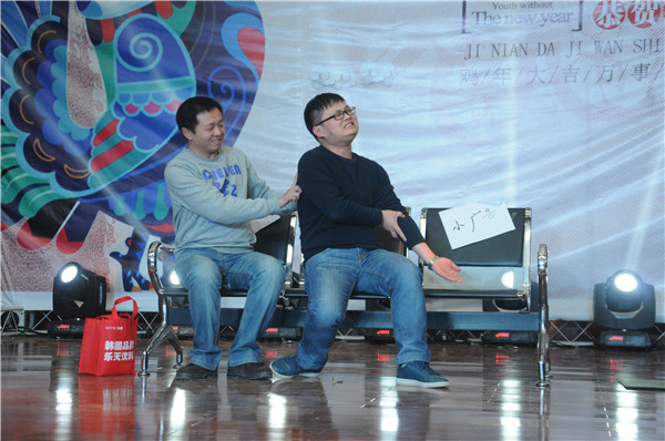 现代物流与管理学院分工会 哑剧表演《粘人的尴尬》