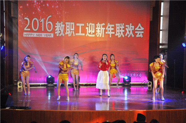 信息工程学院张二丽独唱《冬天里的一把火》